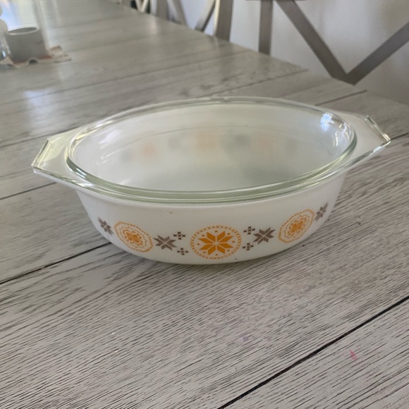 Vintage Pyrex town and country 2 1/2 qt - Picture 3 of 5